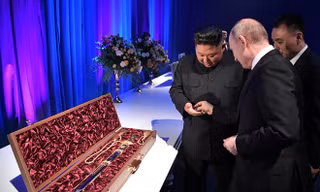Chủ tịch Kim tặng thanh kiếm và đồng xu cho Tổng thống Putin. Ảnh: Reuters
