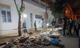 Sập tường bao trường tiểu học khiến 4 người thương vong
