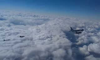 Su-27 của Nga xuất kích hộ tống máy bay Pháp trên biển Đen