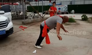 Bậc thầy Kung Fu kéo xe hơi bằng... tai