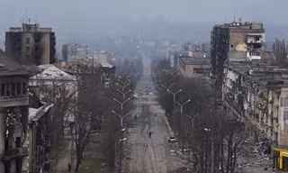 Thành phố Mariupol nhìn từ trên cao ngày 3/4. Ảnh: Reuters