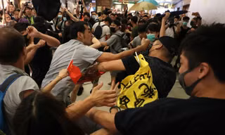 Cuộc đụng đổ nỗ ra giữa người biểu tình chống chính quyền bà Carrie Lam và nhóm ủng hộ Bắc Kinh tại trung tâm thương mại Amoy Plaza. Ảnh: Sam Tsang.