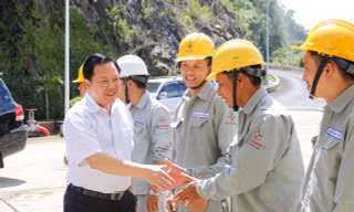 Chủ tịch Nguyễn Hoàng Anh động viên công nhân Nhà máy Thuỷ điện Đồng Nai thuộc Tổng công ty phát điện 1, Tập đoàn Điện lực Việt Nam 