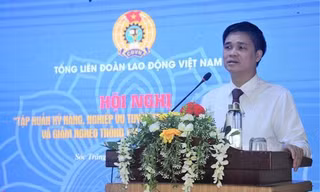 Ông Ngọ Duy Hiểu, Phó Chủ tịch Tổng Liên đoàn Lao động Việt Nam phát biểu chỉ đạo tại Hội nghị tập huấn. Ảnh: Nhật Bình - TTXVN