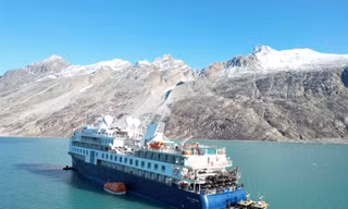 Tàu du lịch hạng sang chở hơn 200 người mắc kẹt ở Greenland