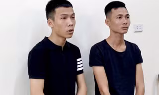 Đối tượng Phạm Xuân Thái (bên trái, đang là học sinh giỏi lớp 12)