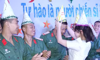 Ấm áp đêm sinh nhật đồng đội của chiến sĩ Công binh 229