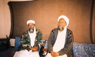 Ayman al-Zawahiri (phải) ngồi cùng Osama bin Laden trong một buổi phỏng vấn vào tháng 11/2001. Ảnh: Reuters.