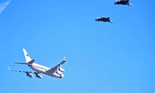  6 tiêm kích Su-57 hộ tống chuyên cơ của Putin trên không. Ảnh: Spunik