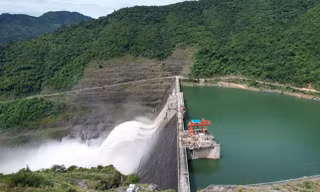 Hồ chứa thủy lợi hoạt động cả trăm năm chưa được 'nghỉ’