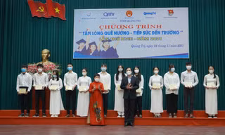 Ban tổ chức trao các suất học bổng dành cho các em.