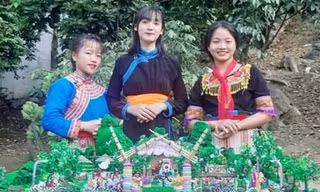 Ba học sinh bên mô hình “Sân chơi tái chế Happy garden”. Ảnh: NTCC