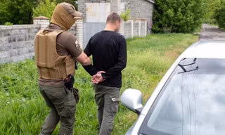 Sĩ quan SBU áp giải kẻ tình nghi làm điệp viên cho Nga ở Kramatorsk. Ảnh minh họa: CNN