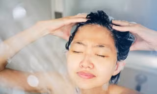 Những sai lầm khi chăm sóc tóc mùa đông khiến tóc khô và xơ, rụng 'nhiều kinh khủng'