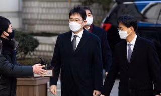 Ông Jay Y. Lee, Phó chủ tịch Samsung Electronics, đến Tòa án Quận Trung tâm Seoul ngày 30/12. Ảnh: Bloomberg
