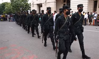 Binh sỹ Sri Lanka gác tại Phủ Tổng thống ở Colombo. (Ảnh: AFP/TTXVN)