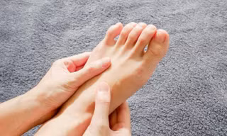 Những dấu hiệu bất thường ở chân cảnh báo cơ thể mang bệnh hiểm