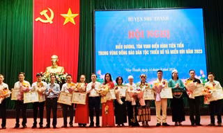 Tôn vinh người có uy tín, nhân sĩ, trí thức trong đồng bào dân tộc thiểu số
