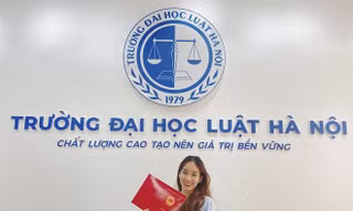 Nguyễn Thu Trang sinh năm 1999, là tân Thủ khoa đầu ra của Trường Đại học Luật Hà Nội