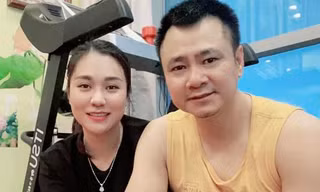 Vợ kém 12 tuổi của NSND Tự Long trẻ trung vì chăm thể dục