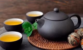 Những 'đại kỵ' khi uống trà có thể khiến bạn tụt huyết áp, thậm chí gây nghiện