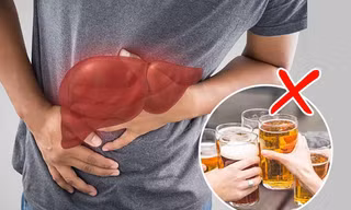 Những thói quen trước khi đi ngủ khiến bạn ‘phá nát’ gan của chính mình
