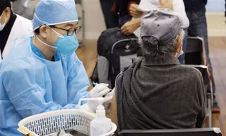 Nhân viên y tế tiêm vaccine phòng COVID-19 cho người dân tại Tokyo, Nhật Bản ngày 30/10/2021. Ảnh: Kyodo/TTXVN
