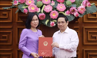 Thủ tướng Phạm Minh Chính trao Quyết định bổ nhiệm Tổng Giám đốc Thông tấn xã Việt Nam cho đồng chí Vũ Việt Trang. Ảnh: Dương Giang/TTXVN 
