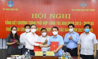 Bộ trưởng, Chủ nhiệm UBDT Hầu A Lềnh và Chủ tịch Trung ương HND Việt Nam Lương Quốc Đoàn ký kết chương trình phối hợp công tác giai đoạn 2021-2025.