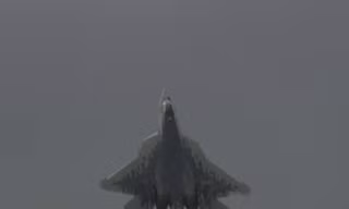 Xem tiêm kích Su-57 dựng đứng trên không trung