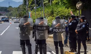 Cảnh sát chống bạo động Nicaragua hồi năm 2021. Ảnh: New York Times.