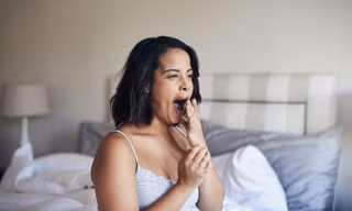 Ngủ dậy thấy những dấu hiệu bất thường này, cần đi khám ngay