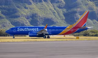 Phi công Southwest Airlines đeo mặt nạ dưỡng khí hạ cánh khẩn cấp