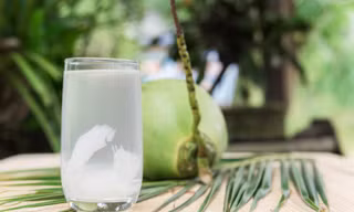 Nước dừa rất tốt nhưng những người này càng uống càng gây hại, nên tránh thật xa