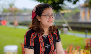 Phụ nữ vùng cao TT-Huế trong trang phục áo dài cách điệu làm bằng chất liệu dệt Zèng truyền thống. Ảnh: Đình Hoàng -Ngọc Văn