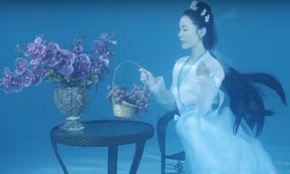 'Nàng tiên cá' Trung Quốc múa hát dưới nước đẹp như tranh vẽ
