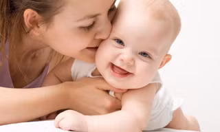 Không thể ngờ hôn má gây nhiều bệnh 'khủng khiếp' thế này cho trẻ nhỏ