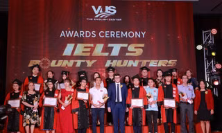 VUS vinh danh 38 cao thủ IELTS trong sự kiện mô phỏng chuyến bay đến tương lai