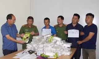 Hai nghi phạm cùng tang vật vụ án. Ảnh: Công an Điện Biên.