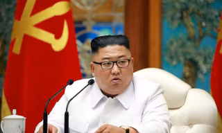 Nhà lãnh đạo Triều Tiên Kim Jong Un tổ chức một cuộc họp mở rộng khẩn cấp của Bộ Chính trị của Ủy ban Trung ương Đảng Lao động Triều Tiên trong bức ảnh được KCNA công bố vào ngày 25/7. Ảnh: KCNA.