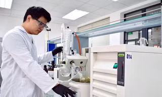 Tiến sĩ trẻ nghiên cứu phát minh thuốc điều trị HIV mới 