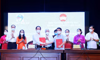 Bộ trưởng, Chủ nhiệm UBDT Hầu A Lềnh và Phó Chủ tịch, Tổng thư ký Ủy ban Trung ương MTTQ Việt Nam Lê Tiến Châu ký kết Chương trình phối hợp giữa UBDT và Ủy ban Trung ương MTTQ Việt Nam giai đoạn 2021-2025