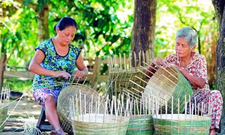 Làng nghề đan lát các sản phẩm từ tre, trúc ở ấp Giồng Đình, xã Đại An, huyện Trà Cú (Trà Vinh) mỗi năm sản xuất hàng chục ngàn sản phẩm giỏ, thúng, rổ…, tạo việc làm ổn định cho hàng trăm lao động dân tộc Khmer tại địa phương