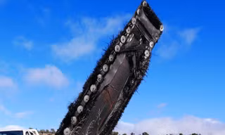 Mảnh vỡ khổng lồ gần 3m rơi trên cánh đồng Úc, nghi là tàu vũ trụ SpaceX của tỷ phú Elon Musk