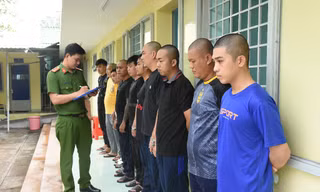Khởi tố 13 người đốt pháo hoa trên quốc lộ 1 mừng sinh nhật 