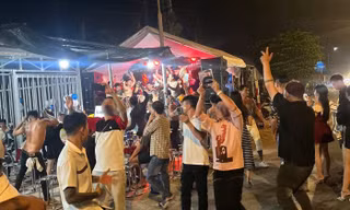 Mời làm việc nhóm thanh thiếu niên đốt pháo hoa mừng sinh nhật trên Quốc lộ 1