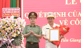 Thứ trưởng Đặng Hồng Đức trao Quyết định của Bộ trưởng Bộ Công an về việc điều động Đại tá Lâm Phước Nguyên đến nhận công tác và giữ chức vụ Giám đốc Công an tỉnh Tiền Giang, kể từ ngày 15/6.