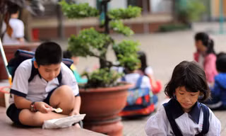 Nhiều học sinh không có bữa cơm gia đình