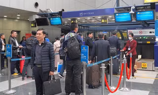 Chuyến bay chở khách thường lệ đầu tiên từ Bắc Kinh - Trung Quốc tới Hà Nội sau 3 năm 
