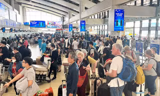 Đề xuất tăng trần giá vé máy bay, miễn visa du lịch